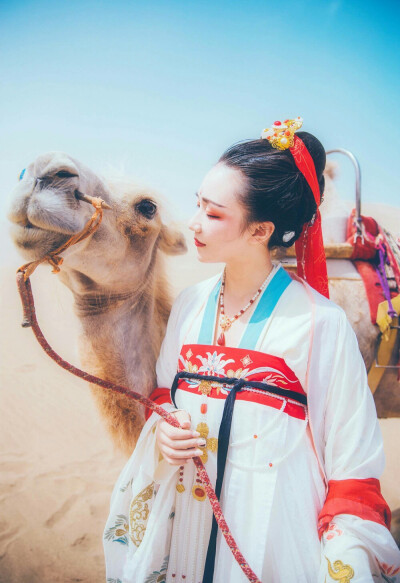 雷送余音声袅袅，风生细响语喁喁。
摄影／后期／造型：界音