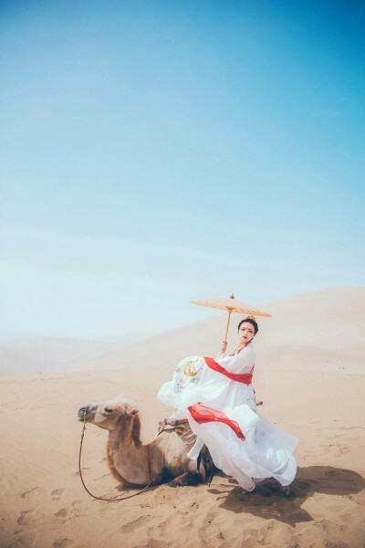 雷送余音声袅袅，风生细响语喁喁。
摄影／后期／造型：界音