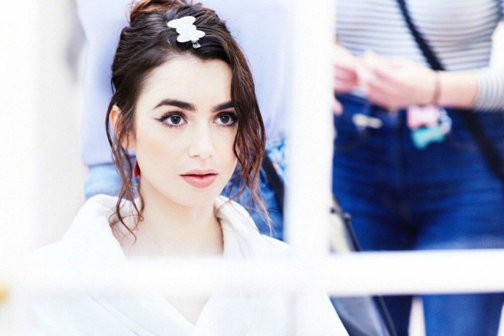 Lily collins#莉莉柯林斯在巴黎时装周期间出席观看纪梵希时装周的造型幕后图