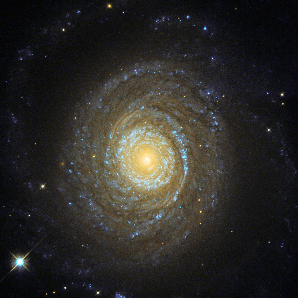 NGC 6753，距离我们约为1.5亿光年，下图由哈勃太空望远镜拍摄。尽管天文学在过去几十年里取得了进步，但星系的形成过程仍然是一个悬而未决的问题。根据星系的形态，分为椭圆星系(elliptical galaxy)，旋涡星系(spiral galaxy)，棒旋星系(barred spiral galaxy)，不规则星系(irregular galaxy)