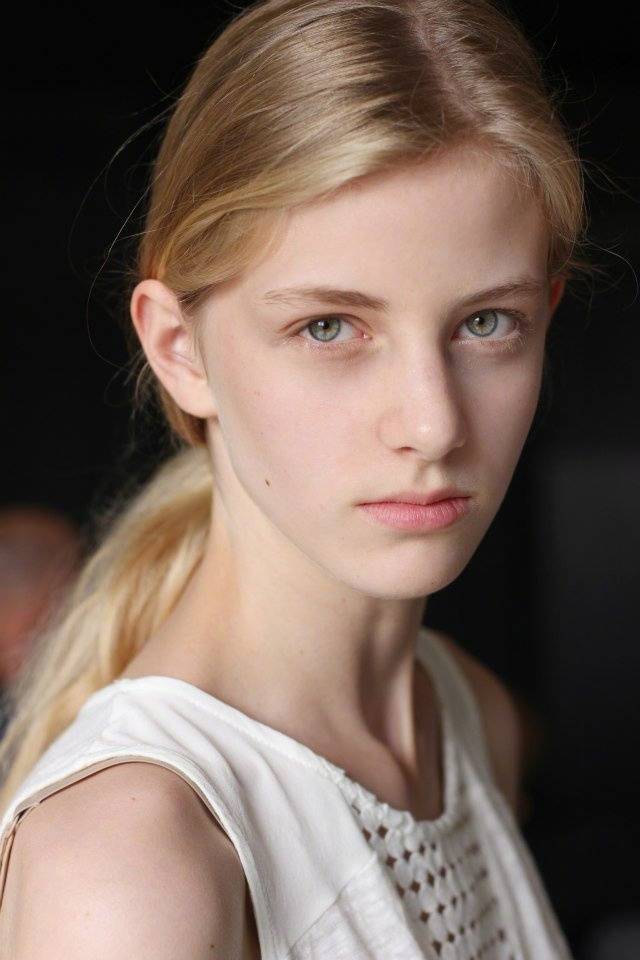 Deborah Deva Reeb，出生于1999年，法国模特、身高181cm