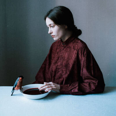 Laura Makabresku，来自波兰的女摄影师，出生于1987年，现居克拉科夫。Makabresku是一位波兰的视觉艺术家和摄影师。这些充满神秘和怀旧情绪的人体作品，採用自然、动物、肢体语言等元素来表达每一幅摄影作品的含义。…