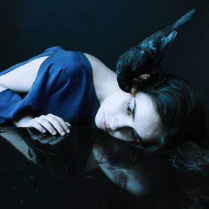 Laura Makabresku，来自波兰的女摄影师，出生于1987年，现居克拉科夫。Makabresku是一位波兰的视觉艺术家和摄影师。这些充满神秘和怀旧情绪的人体作品，採用自然、动物、肢体语言等元素来表达每一幅摄影作品的含义。适合在静静的夜，捧一杯espresso，让音乐缓缓充溢你的空间，细细地去捕捉那些飞扬的灵魂。