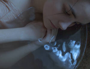 Laura Makabresku，来自波兰的女摄影师，出生于1987年，现居克拉科夫。Makabresku是一位波兰的视觉艺术家和摄影师。这些充满神秘和怀旧情绪的人体作品，採用自然、动物、肢体语言等元素来表达每一幅摄影作品的含义。适合在静静的夜，捧一杯espresso，让音乐缓缓充溢你的空间，细细地去捕捉那些飞扬的灵魂。