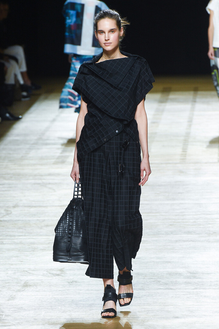 日本设计师品牌 Issey Miyake 2018 春夏高级成衣 本季灵感来源于设计团队对于冰岛的记忆。宽大的披肩式外套，静谧感十足的几何印花，海洋天空冰川以及草地的抽象图案，让整个系列充满了大自然般的美感和壮观～