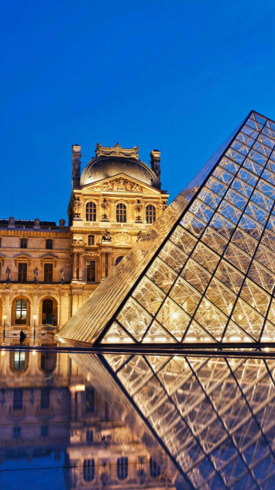 巴黎卢浮宫（法语：Musée du Louvre）
位于法国巴黎市中心的塞纳河北岸（右岸），卢浮宫是世界三大博物馆之一，该宫始建于1204年，以收藏丰富的古典绘画和雕刻而闻名于世，是法国文艺复兴时期最珍贵的建筑物之一。
…