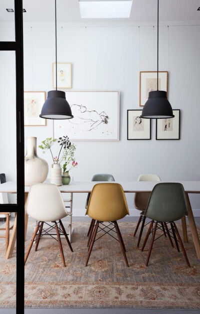 同款不同色的彩色椅子，达到提亮空间的效果。
