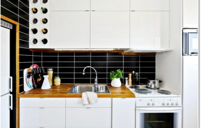 小厨房的风格和布局
1、一字形的厨房布局，是将所有的工作区沿一面墙一字形布置，让狭长的厨房空间显得井井有条，一应俱全、简洁明快。