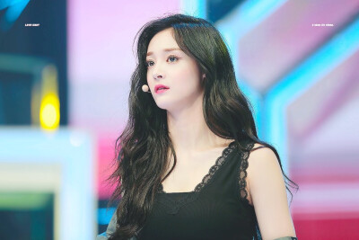 周洁琼，艺名Pinky，1998年12月16日出生于中国浙江省台州市，就读于首尔表演艺术高中，中国内地流行乐女歌手，韩国女子组合PRISTIN成员。