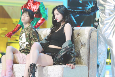 周洁琼，艺名Pinky，1998年12月16日出生于中国浙江省台州市，就读于首尔表演艺术高中，中国内地流行乐女歌手，韩国女子组合PRISTIN成员。