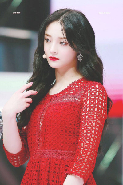 周洁琼，艺名Pinky，1998年12月16日出生于中国浙江省台州市，就读于首尔表演艺术高中，中国内地流行乐女歌手，韩国女子组合PRISTIN成员。