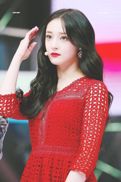 周洁琼，艺名Pinky，1998年12月16日出生于中国浙江省台州市，就读于首尔表演艺术高中，中国内地流行乐女歌手，韩国女子组合PRISTIN成员。