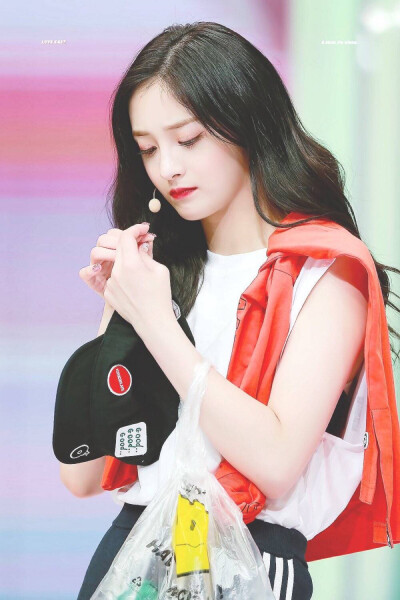 周洁琼，艺名Pinky，1998年12月16日出生于中国浙江省台州市，就读于首尔表演艺术高中，中国内地流行乐女歌手，韩国女子组合PRISTIN成员。