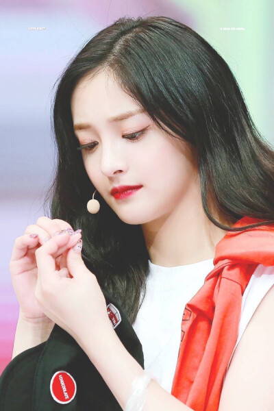 周洁琼，艺名Pinky，1998年12月16日出生于中国浙江省台州市，就读于首尔表演艺术高中，中国内地流行乐女歌手，韩国女子组合PRISTIN成员。