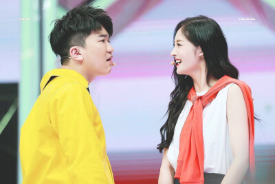 周洁琼，艺名Pinky，1998年12月16日出生于中国浙江省台州市，就读于首尔表演艺术高中，中国内地流行乐女歌手，韩国女子组合PRISTIN成员。