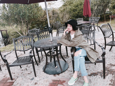 周洁琼，艺名Pinky，1998年12月16日出生于中国浙江省台州市，就读于首尔表演艺术高中，中国内地流行乐女歌手，韩国女子组合PRISTIN成员。