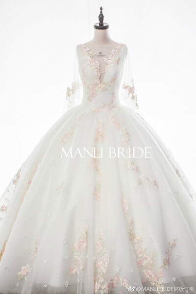 喜欢你 大概就是在心里放弃了一千次 只要你回头一次 我就会燃起重新爱你 ​​​​