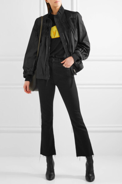 Moncler 这款软壳面料夹克的衣领处拥有平行绉缝细节，以营造出柔美的 A 字廓形。带有褶饰的高领和侧面摁扣凸显衣身之丰盈，可搭配出完美的全黑造型。
