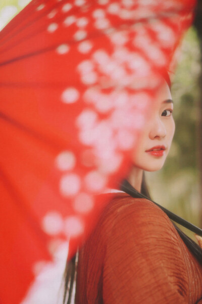 红衣女子