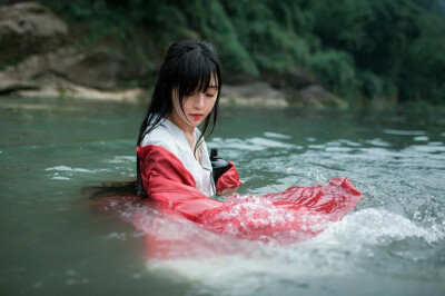 红衣女子