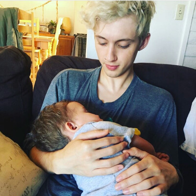 Troye Sivan
[戳爷巨帅~\(≧▽≦)/~]