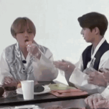 防弹少年团 金泰亨V 田柾国JUNGKOOK 可爱互动 动态图