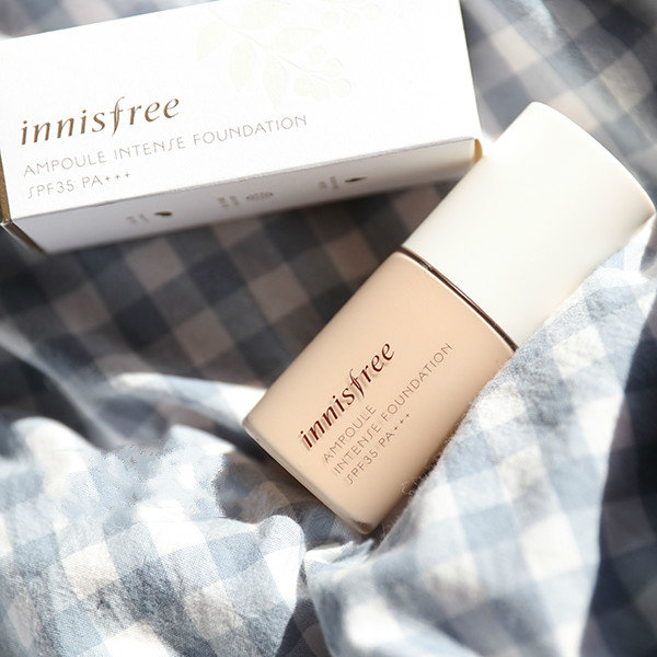 innisfree·持久保湿粉底液
16年最新发布的安瓶粉底液，相比之前的矿物质款，更加滋润，服帖，也轻薄一些，防晒指数高出一个点。滋润如蒸汽光泽般的粉底液 ，比矿物质款更滋润更贴合肌肤，内含济州岛绿茶籽精油成分，是一款有基础保湿护肤效果的粉底哦～
小腻姐给大家种草的东西，我的公众号里都有
微信搜索关注：种草控
一个每天给你种草的美妆号，小腻姐姐每天给各位小可爱推荐和分享好物和穿搭
