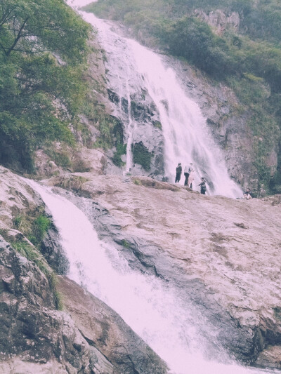 天柱山峡谷的瀑布