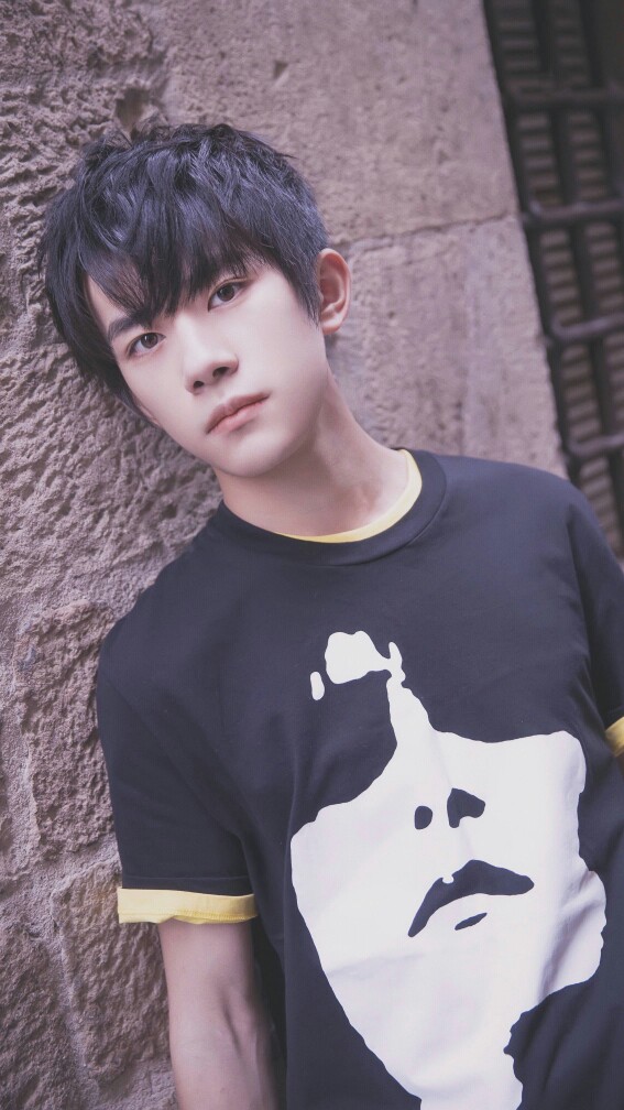 #易烊千玺 #TFBOYS 时尚街拍 高清 帅气