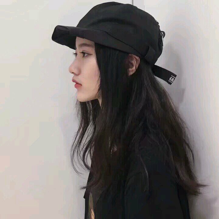 “喜欢呀，是清风，是朝露，是脸颊红红，是千万万人里，再也装不下其他。”