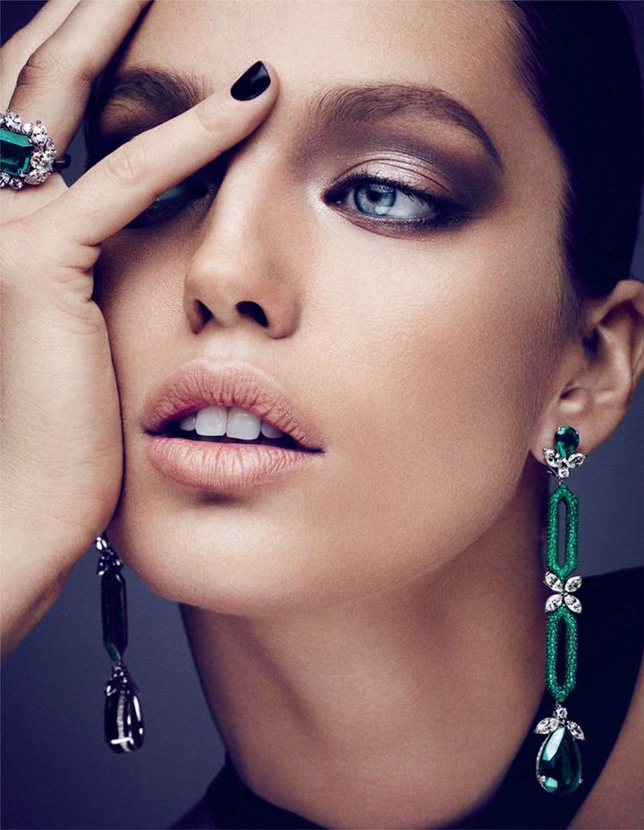 超模 艾米丽·迪多纳透为《Vogue》杂志阿拉伯版2017年3月号拍摄一组珠宝时尚大片
编辑标签