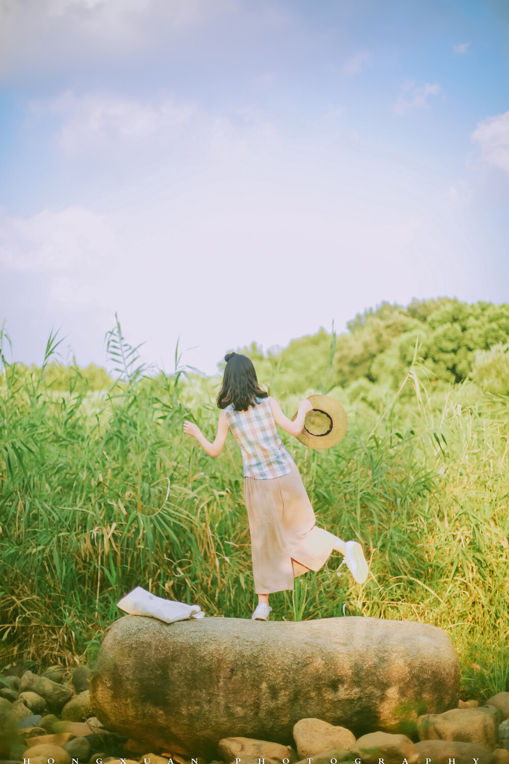 晃荡到你离开
摄影：洪小漩
出镜：露露
旅行回来，休息一日，买菜、做饭、洗衣服、换四件套、逗猫、采访……我尽量把时间拉长到现在，却似乎一刻都不曾停过。
时间怎么都不够用，不够去成长，不够去学习，不够去爱你。
厦门天气很好，晒得漆黑回杭州，杭州天空阴沉沉，风也凉凉得，还好，带着馥郁醉人的甜味儿。这不，还没到家呢，就已经惹了一身桂花香
还没到七楼，可乖就下来迎接，我揉揉他的小脑袋，我不在家的日子，他瘦得手感都变了。
时间真的好快，天亮就要去值班。