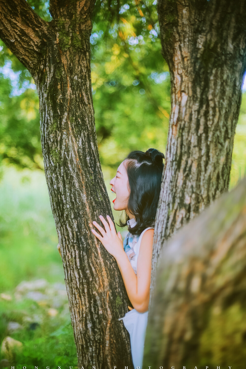 晃荡到你离开
摄影：洪小漩
出镜：露露
旅行回来，休息一日，买菜、做饭、洗衣服、换四件套、逗猫、采访……我尽量把时间拉长到现在，却似乎一刻都不曾停过。
时间怎么都不够用，不够去成长，不够去学习，不够去爱你。
厦门天气很好，晒得漆黑回杭州，杭州天空阴沉沉，风也凉凉得，还好，带着馥郁醉人的甜味儿。这不，还没到家呢，就已经惹了一身桂花香
还没到七楼，可乖就下来迎接，我揉揉他的小脑袋，我不在家的日子，他瘦得手感都变了。
时间真的好快，天亮就要去值班。