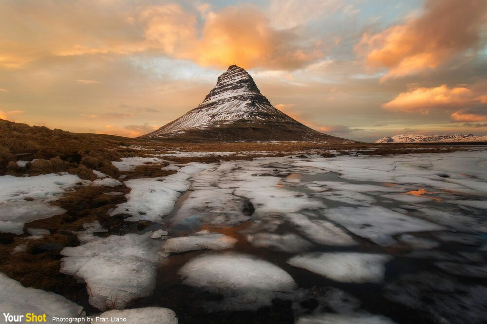 教堂山（Kirkjufell）是欣赏绝佳光线的奇妙之地。这座小山是冰岛最知名的景点之一。