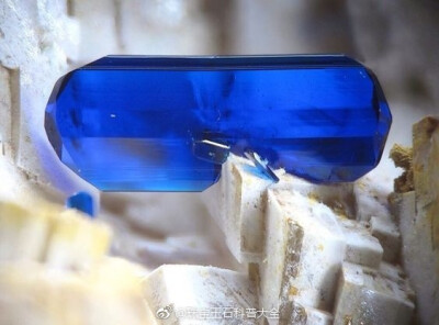 蓝铜矿 Azurite 的蓝色永远是那么的深邃和迷人 ​​​​