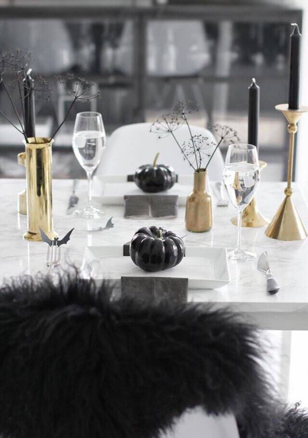 少见的暗黑系餐桌布置，送给超有个性的你.. ​