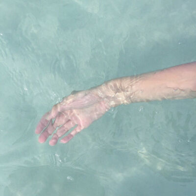 一只在水里的手～