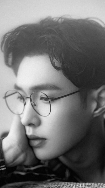 lay:理想型：可爱、会做家务、孝顺善良的女生，最主要的是有眼缘 