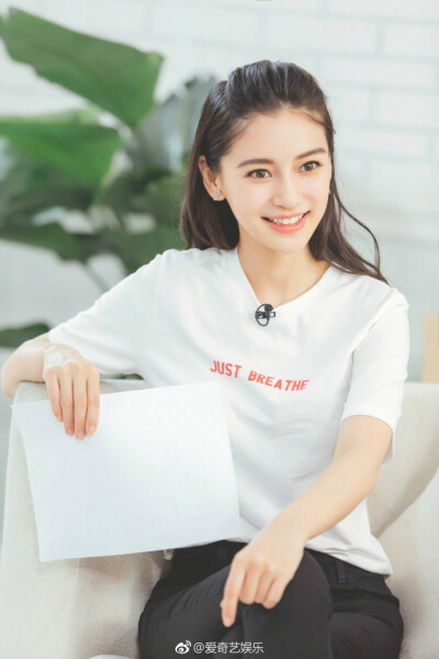 【#奔跑吧# Baby对话Baby？碰撞出不一样的火花】@angelababy 今日再回跑男团，人说“一孕傻三年”，女神回归究竟会引来什么化学反应？“Angelababy”独家对话“Angelababy”，“影之分身术”碰撞出不一样的火花！ 视…