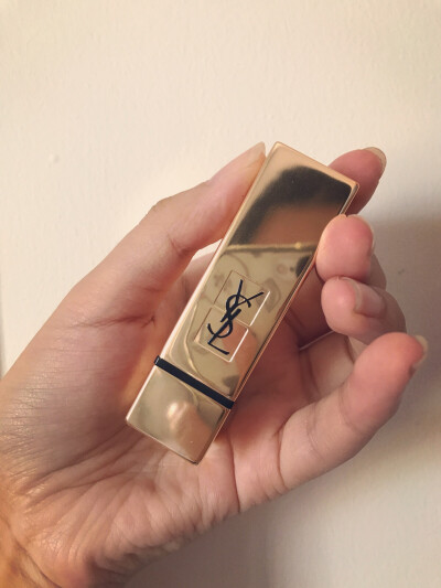 ysl 1号正红方管，很美的颜色，就是有点干。