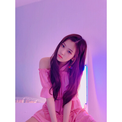 170909 blackpinkofficial更新 #Rosé#相关
配文如下：今天天气很好，各位在做什么呢？一年之内都是这样的天气就好了..就像这样的适当温暖是很好的呢~BLINK我想你们~