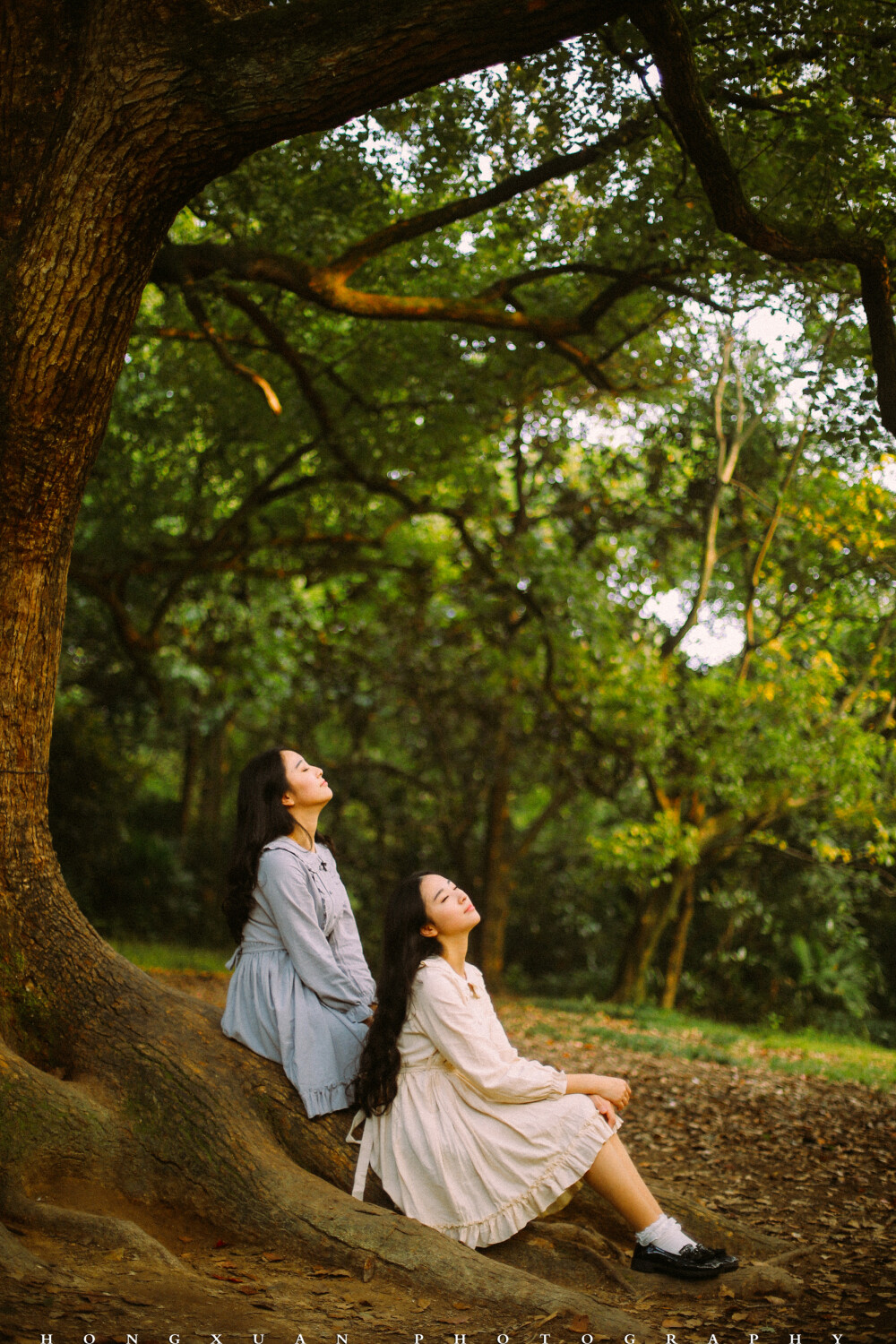 梦游娃娃
摄影：洪小漩
出镜：杜雪琪 赵冰晶
在听一首歌，叫玛奇朵漂浮。
旋律很熟悉，总觉得在哪听过。
在植物园和雪琪冰晶碰头，上次见她们时候，她们穿着学士服拍毕业照。
时隔几个月，与分隔两地继续念书的她们凑在一起，实属难得。
拍照时候看到手上的粉晶，让她们往袖口里掖掖，她们乐呵呵晃荡着手腕说，这个，招桃花的呐。
那天微微的阳光，和煦地洒在落叶上，在她们脸上打下轮廓，妙不可言。
拍完，有事赶着着急离开的我，在回去的公车上发信息给她们，说上次就约好的要一起吃饭，又放你们鸽子了。
小仙女回复我，那这样，我们就一直约着下次一道吃饭，也就可以一直有机会见面啊。