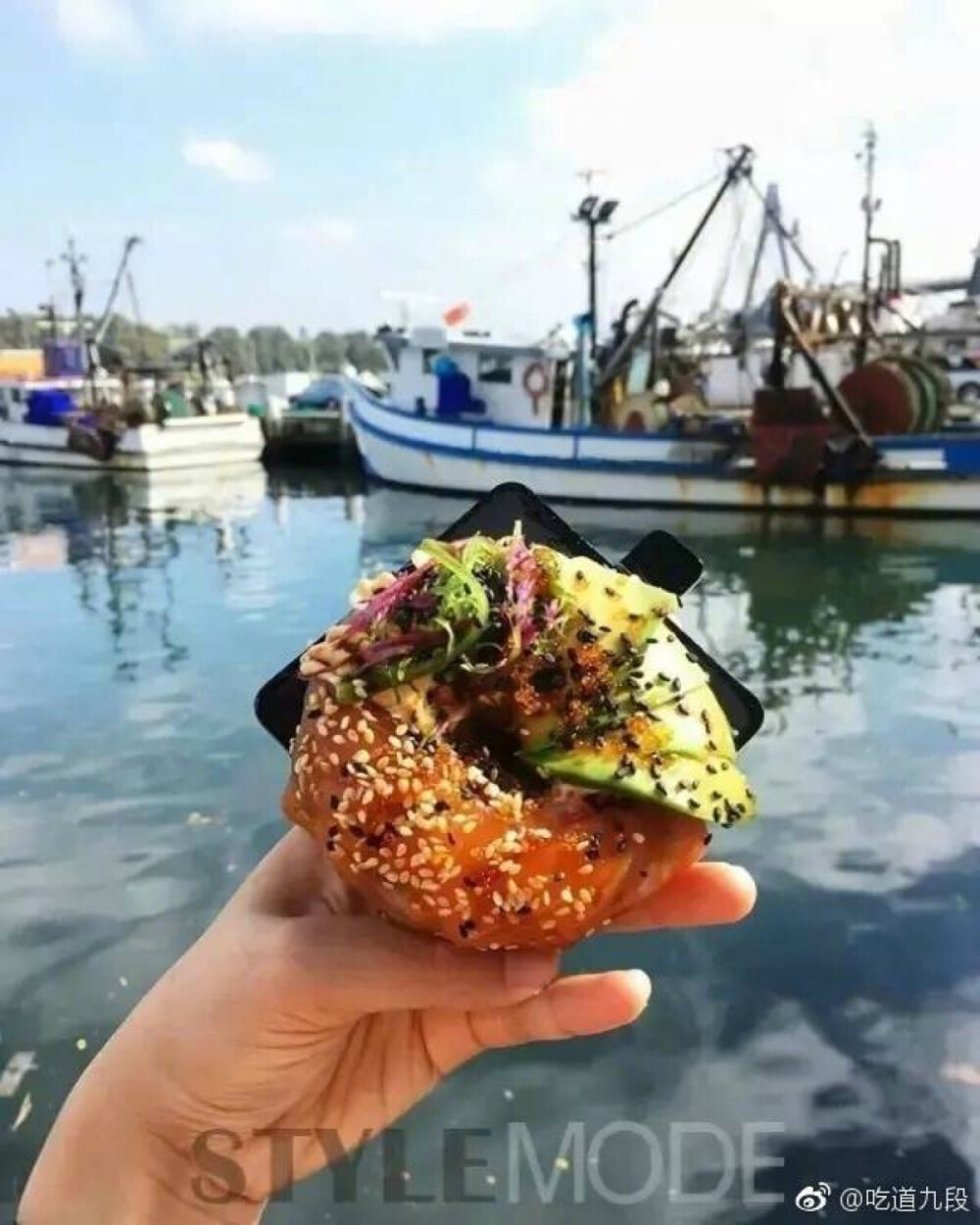 寿司甜甜圈（Sushi Donut）是由INS素食博主Sam发明的，当她把寿司甜甜圈发布之后，瞬间抓住了食客们的眼球，以及健身减脂党的心
做法很简单，首先准备好一个甜甜圈模具，在其中放入海苔片和牛油果，把米饭铺进模具之后，轻轻按压数次之后，将米饭倒扣在盘中，然后再撒上芝麻、芥末酱等等自己喜欢的食材，一道有着甜甜圈外表、寿司灵魂的美食就这样做好了。