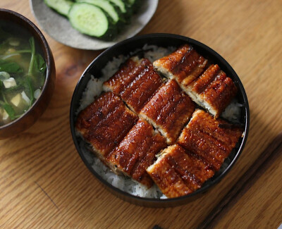 周末七零八落的饭。
因要照顾每个人的口味，好像一家人都各自在一人食。 ​​​