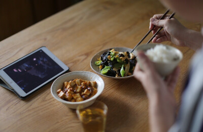 周末七零八落的饭。
因要照顾每个人的口味，好像一家人都各自在一人食。 ​​​
