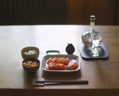 周末七零八落的饭。
因要照顾每个人的口味，好像一家人都各自在一人食。 ​​​