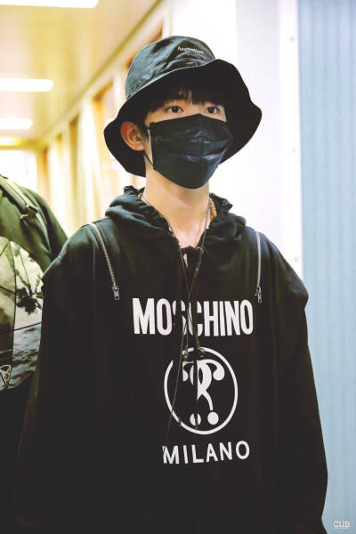 #易烊千玺 #TFBOYS 机场饭拍 高清 帅气 时尚担当易烊千玺