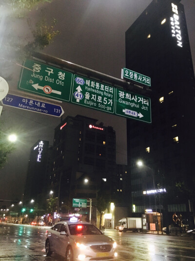 首尔街景雨夜