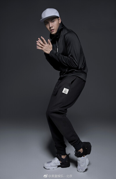 【陈伟霆 William Chan】 锐步Reebok Classic 单人海报 1555 x 2400 px (图源：微博 @英皇娱乐--北京 weibo.com/3270824053/FpR26asu1)