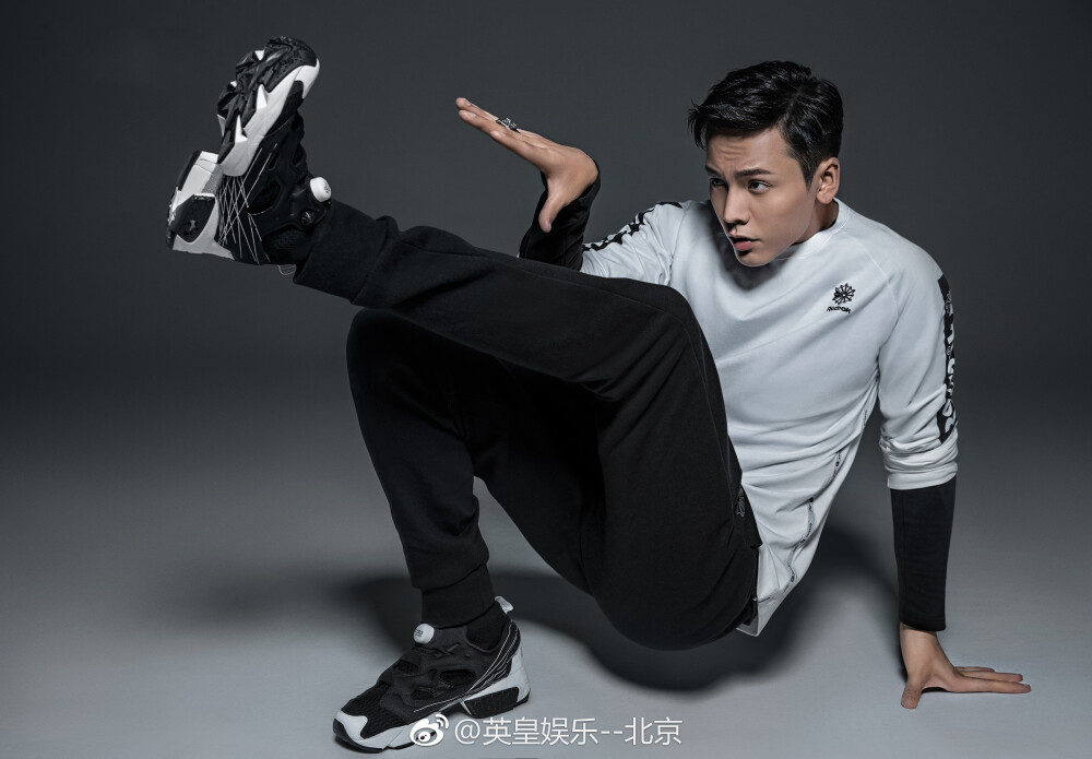 【陈伟霆 William Chan】 锐步Reebok Classic 单人海报 2400 x 1668 px (图源：微博 @英皇娱乐--北京 weibo.com/3270824053/FpR26asu1)